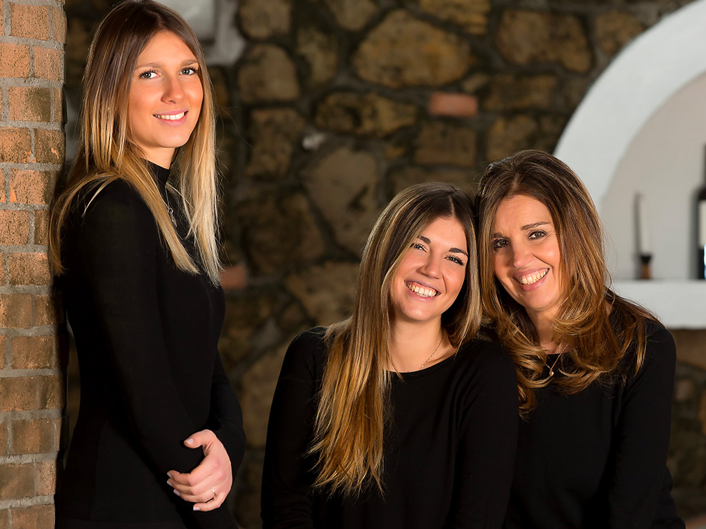 L’Azienda dal 1984 è di proprietà della famiglia Borghese. Se ne occupa a tempo pieno la figlia Roberta, giovane friulana, che ad una grande e coinvolgente passione, unisce le capacità professionali per il costante aggiornamento presso famose aziende francesi, californiane e italiane. Si occupa in prima persona della conduzione dei vigneti, delle tecniche di cantina e della promozione dei propri vini. Da pochi anni sono entrate nell’azienda anche le figlie, Lisa e Nicole che con grande passione seguono i passi della madre.